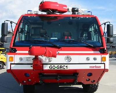 novo vozilo na dvorišču letališča