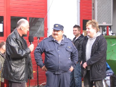 Z leve: poveljnik GZ Maribor Alojz Satler, ANDY, pevec skupine Rogoški Slavčki in moderator Miro V. Kodrič