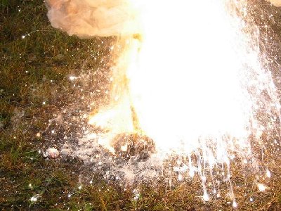 gašenje magnezija z vodo.JPG