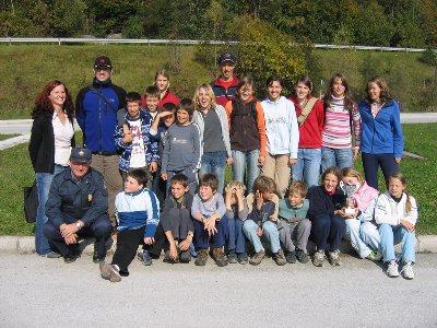 pionirji in mladinke z Milanom.JPG